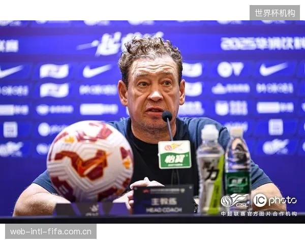 高位逼抢战术受益,主帅可在下半场投入生力军维持前场压迫强度。 高位逼抢战术受益,主帅可在下半场投入生力军维持前场压迫强度。